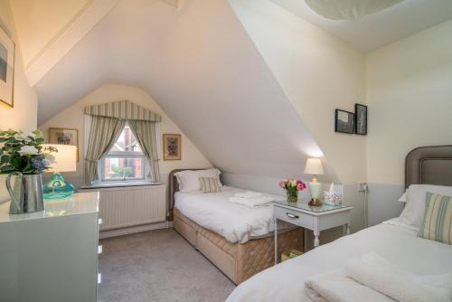 Whole floor apartment with parking and ferry voucher in Cowes Medina Whole floor apartment with parking and ferry voucher in Cowes Medina
