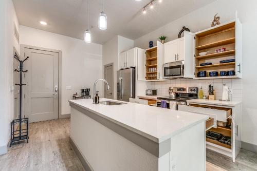 Lush Downtown Condo on RiverWalk w King Ste, Free Parking, Pet Friendly, Centrally Located on Riverw near San Antonio Művészeti Múzeum Lush Downtown Condo on RiverWalk w King Ste, Free Parking, Pet Friendly, Centrally Located on Riverw near San Antonio Művészeti Múzeum