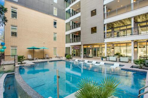Úszómedence, Lush Downtown Condo on RiverWalk w King Ste, Free Parking, Pet Friendly, Centrally Located on Riverw near San Antonio Művészeti Múzeum Úszómedence, Lush Downtown Condo on RiverWalk w King Ste, Free Parking, Pet Friendly, Centrally Located on Riverw near San Antonio Művészeti Múzeum