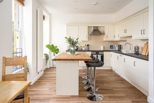 Spacious 2 Bedroom House With Stunning Views in Claverton Spacious 2 Bedroom House With Stunning Views in Claverton