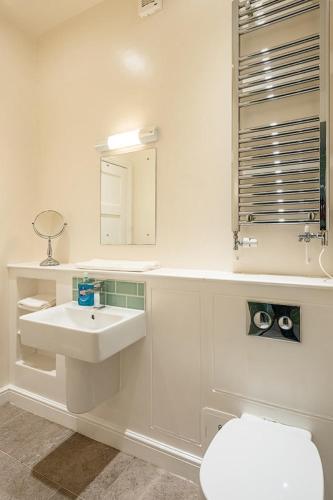 Banheiro, Spacious 2 Bedroom House With Stunning Views in Claverton Banheiro, Spacious 2 Bedroom House With Stunning Views in Claverton