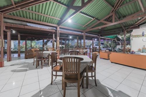 Restaurant, OYO 90596 Hotel Griya Astoeti near Taman Wisata Matahari Restaurant, OYO 90596 Hotel Griya Astoeti near Taman Wisata Matahari