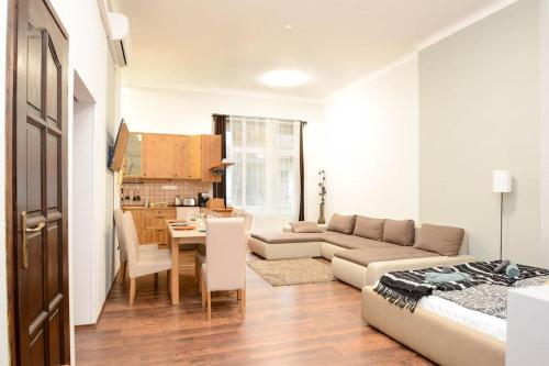 Famous Kiraly street at Large 3BR 10ppl @ CENTRAL