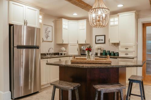 68CP Luxury farmhouse at the award-winning Bellevue Barn, 2 min to Santa's Village, AC, fireplace in Джефферсон (Нью-Хэмпшир) 68CP Luxury farmhouse at the award-winning Bellevue Barn, 2 min to Santa's Village, AC, fireplace in Джефферсон (Нью-Хэмпшир)