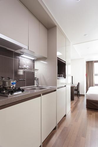 주방, 어반 플레이스 레지던스 강남 (Urban Place Residence Gangnam) in 강남 주방, 어반 플레이스 레지던스 강남 (Urban Place Residence Gangnam) in 강남