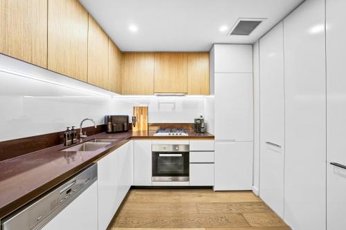 Waterloo Skyline Retreat 2Bed Gem with CBD Views in Waterloo Waterloo Skyline Retreat 2Bed Gem with CBD Views in Waterloo