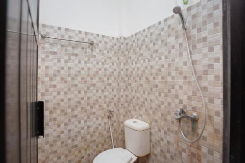 Bathroom, RedDoorz Syariah near Jatisampurna Hospital in Cibubur Bathroom, RedDoorz Syariah near Jatisampurna Hospital in Cibubur