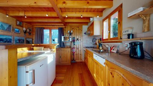 Kitchen, Tschoueilles 005 MOUNTAIN & QUIET chalet 10 pers in Clebes Kitchen, Tschoueilles 005 MOUNTAIN & QUIET chalet 10 pers in Clebes