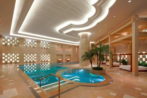 Swimming pool, Guangzhou Marriott Hotel Tianhe in Tianhe District -Teemall / East Railway Station Swimming pool, Guangzhou Marriott Hotel Tianhe in Tianhe District -Teemall / East Railway Station