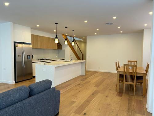 New 2-story house with 4 bedrooms and 3 shower rooms in Burwood New 2-story house with 4 bedrooms and 3 shower rooms in Burwood
