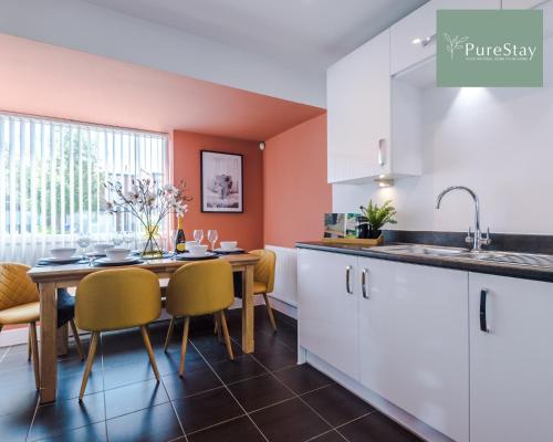 Faciliteter, Designer House in Manchester Near Stadium with Wi-Fi & Parking by PureStay Short Lets & Serviced Acc in Manchester Faciliteter, Designer House in Manchester Near Stadium with Wi-Fi & Parking by PureStay Short Lets & Serviced Acc in Manchester