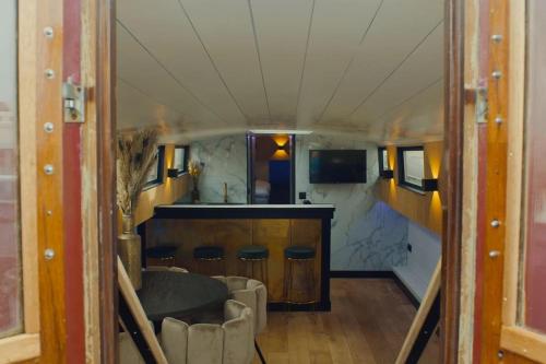 Guestroom, Unieke beleving op het water, de Prinsenboot. in Velsen Guestroom, Unieke beleving op het water, de Prinsenboot. in Velsen