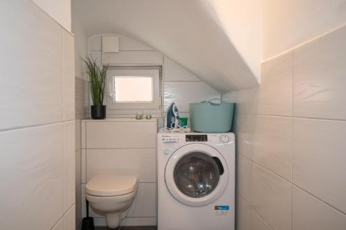 Bathroom, Große. Moderne. Zentrale Wohnung in Lappersdorf Bathroom, Große. Moderne. Zentrale Wohnung in Lappersdorf