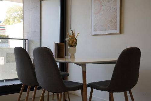 lovely 1 Bedroom apt + Free parking in Hawthorn lovely 1 Bedroom apt + Free parking in Hawthorn