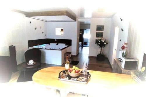 RÊVE POUR DEUX (REVE POUR DEUX) in Sampans RÊVE POUR DEUX (REVE POUR DEUX) in Sampans