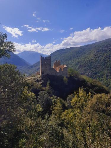 Au pied du château de Miglos (Au pied du chateau de Miglos) in Siguer Au pied du château de Miglos (Au pied du chateau de Miglos) in Siguer