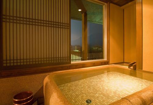 Hot tub, Mount View Hakone Ryokan in Hakone Hot tub, Mount View Hakone Ryokan in Hakone