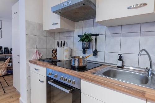 Kitchen, NEU Cozy I gemutlich vollausgestattet NETFLIX Parkplatz Nespresso in Longkamp Kitchen, NEU Cozy I gemutlich vollausgestattet NETFLIX Parkplatz Nespresso in Longkamp