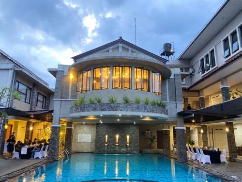 Swimming pool, Sriti Hotel near Alun-Alun Magelang Swimming pool, Sriti Hotel near Alun-Alun Magelang
