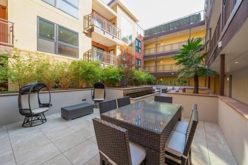 Elevator-Downtown View-Garage-King Bed-Laundry in Walnut Creek Elevator-Downtown View-Garage-King Bed-Laundry in Walnut Creek