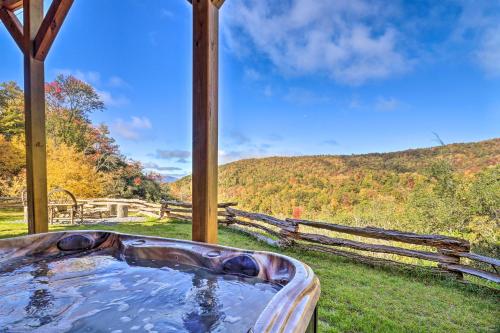 Hilltop Cabin on 5 Acres with Hot Tub and Waterfall! in ชานเมืองพีเจี้ยน ฟอร์จ Hilltop Cabin on 5 Acres with Hot Tub and Waterfall! in ชานเมืองพีเจี้ยน ฟอร์จ