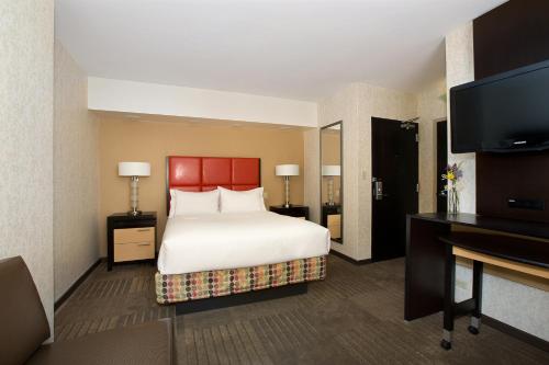 Guestroom, Holiday Inn Express Denver Downtown in Denver Downtown Guestroom, Holiday Inn Express Denver Downtown in Denver Downtown