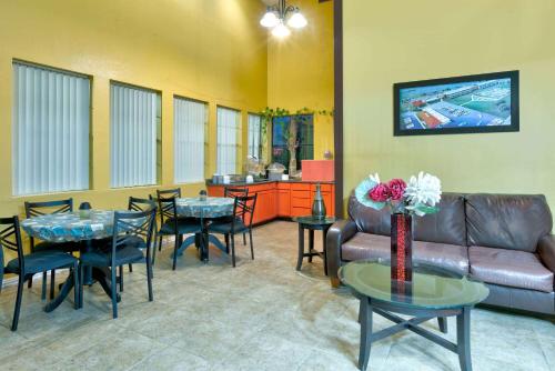 Előcsarnok, Howard Johnson by Wyndham San Marcos in San Marcos (Texas) Előcsarnok, Howard Johnson by Wyndham San Marcos in San Marcos (Texas)