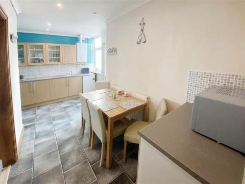 廚房, The Gateway a lovely Spacious Seaside Property close to the beaches , centrally located in Porthcawl in 波斯考爾中東區 廚房, The Gateway a lovely Spacious Seaside Property close to the beaches , centrally located in Porthcawl in 波斯考爾中東區