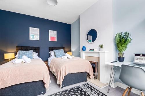 Redditch 4 Bed 3 Bath From 21 PP Per Night 5 Star in Redditch Redditch 4 Bed 3 Bath From 21 PP Per Night 5 Star in Redditch