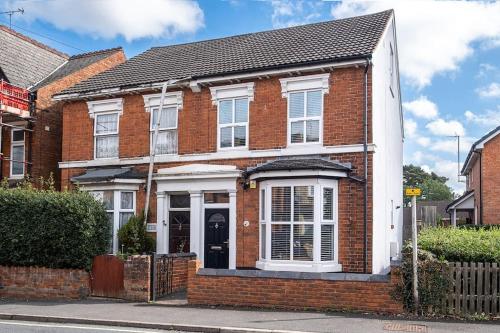 Redditch 4 Bed 3 Bath From 21 PP Per Night 5 Star in Redditch Redditch 4 Bed 3 Bath From 21 PP Per Night 5 Star in Redditch