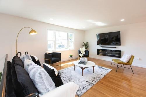 صالة مشتركة/ منطقة التلفزيون, The Charles-South Shore in Randolph صالة مشتركة/ منطقة التلفزيون, The Charles-South Shore in Randolph