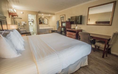 Days Inn by Wyndham Destin in Destin City Center Days Inn by Wyndham Destin in Destin City Center