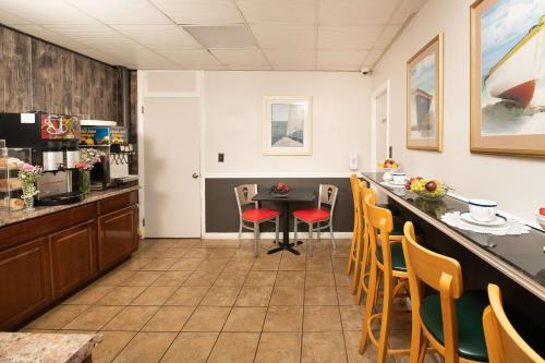 餐飲選擇, Rodeway Inn in 米德爾鎮 (RI) 餐飲選擇, Rodeway Inn in 米德爾鎮 (RI)