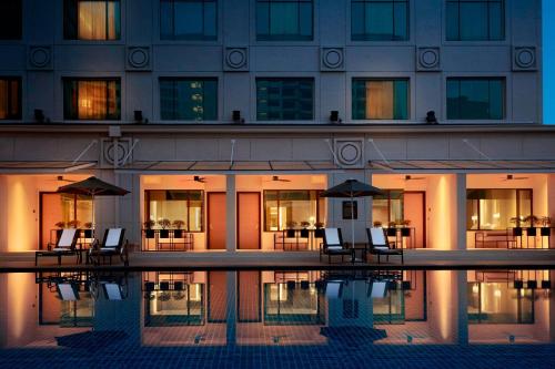 Swimming pool, JW Marriott Hotel Kuala Lumpur near Raja Chulan Monorail Station Swimming pool, JW Marriott Hotel Kuala Lumpur near Raja Chulan Monorail Station