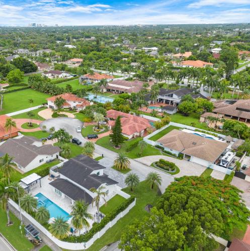 Garden, MIA MANSION W/ POOL / BBQ /CABANNA / OUTDOOR BAR in Sunset Garden, MIA MANSION W/ POOL / BBQ /CABANNA / OUTDOOR BAR in Sunset