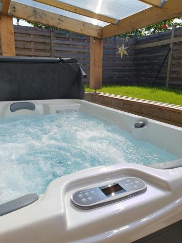 Hot tub, La Villa Juliette L'Etoile Filante in Biville-sur-Mer Hot tub, La Villa Juliette L'Etoile Filante in Biville-sur-Mer