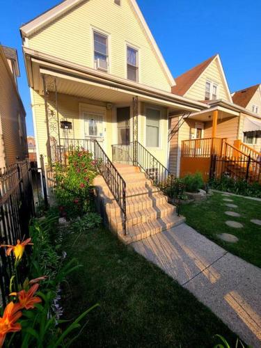 Hermosa House ECO-HOME - Peaceful Quiet 3BR, Free Parking, Solar Powered, by Logan Square in Logan Square Hermosa House ECO-HOME - Peaceful Quiet 3BR, Free Parking, Solar Powered, by Logan Square in Logan Square