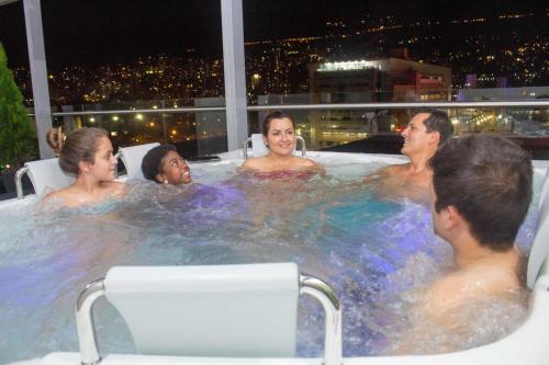 Bañera de hidromasaje, Hotel Sixtina Plaza Medellin in Medellín Bañera de hidromasaje, Hotel Sixtina Plaza Medellin in Medellín