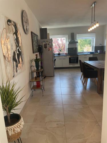 Cocina, Moderne Wohnung mit Stil in Gross Gerungs Cocina, Moderne Wohnung mit Stil in Gross Gerungs