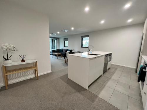 Embark Luxe 2BR 2Bath Apartment in Lynham 1 Secure Carpark Wifi Canberra in لاينهام Embark Luxe 2BR 2Bath Apartment in Lynham 1 Secure Carpark Wifi Canberra in لاينهام