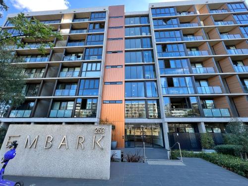 Embark Luxe 2BR 2Bath Apartment in Lynham 1 Secure Carpark Wifi Canberra in لاينهام Embark Luxe 2BR 2Bath Apartment in Lynham 1 Secure Carpark Wifi Canberra in لاينهام