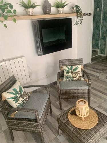 Chez SOPHIE, logement avec jacuzzi et salle cinéma (Chez SOPHIE, logement avec jacuzzi et salle cinema) in Saint-Avold Chez SOPHIE, logement avec jacuzzi et salle cinéma (Chez SOPHIE, logement avec jacuzzi et salle cinema) in Saint-Avold