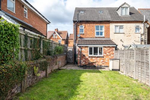 Redditch 4 Bed 3 Bath From 21 PP Per Night 5 Star in Redditch Redditch 4 Bed 3 Bath From 21 PP Per Night 5 Star in Redditch