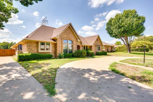 Charming Texas Escape, Near Cedar Hill State Park! in Данканвилл Charming Texas Escape, Near Cedar Hill State Park! in Данканвилл