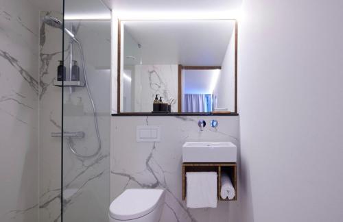 Bathroom, TIN INN Montabaur l einfach gut - Das Hotel aus hochwertig ausgebauten Uberseecontainern in Montabaur Bathroom, TIN INN Montabaur l einfach gut - Das Hotel aus hochwertig ausgebauten Uberseecontainern in Montabaur