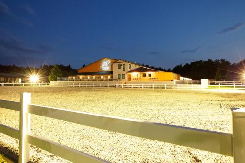 Létesítmények, Master Horse Club - Svojetice in Svojetice Létesítmények, Master Horse Club - Svojetice in Svojetice
