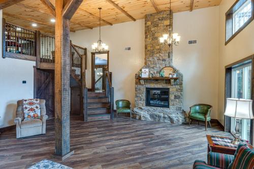 Eagle Crest Lodge - Large Group Getaway! in Jasper (Indiana) Eagle Crest Lodge - Large Group Getaway! in Jasper (Indiana)