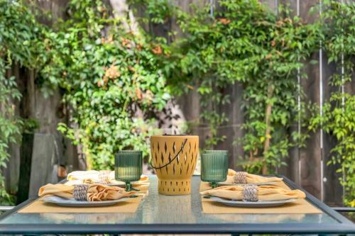Modern Cottage, Hot Tub, Bistro Patio, Putting Green, Walk to All! in 千橡 Modern Cottage, Hot Tub, Bistro Patio, Putting Green, Walk to All! in 千橡