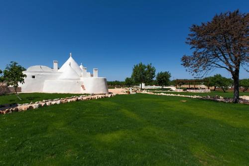 Garden, Trullo Coco' by BarbarHouse in Ostuni Garden, Trullo Coco' by BarbarHouse in Ostuni
