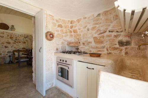 Kitchen, Trullo Coco' by BarbarHouse in Ostuni Kitchen, Trullo Coco' by BarbarHouse in Ostuni
